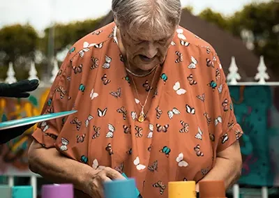 Atelier peinture personnes âgées - Paris
